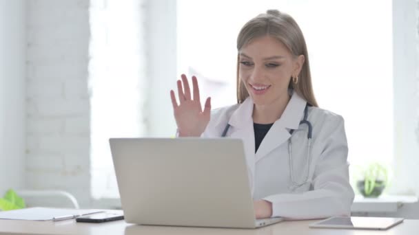 Kvinnlig Doktor Talar Videosamtal Laptop Kliniken — Stockvideo