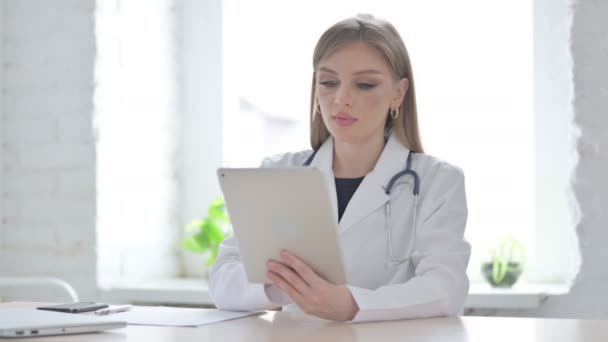 Kvinnlig Läkare Som Använder Tabletten Medan Hon Sitter Kliniken — Stockvideo