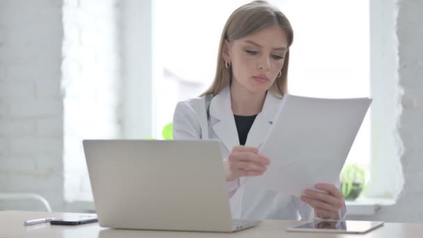 Kvinnlig Doktor Som Arbetar Med Medicinsk Rapport Och Laptop Kliniken — Stockvideo