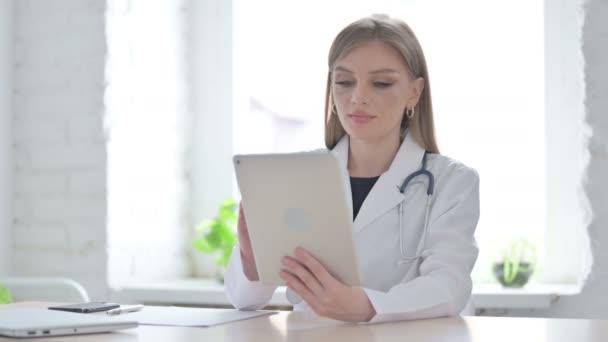 Kvinnlig Läkare Gör Video Samtal Tablet Kliniken — Stockvideo