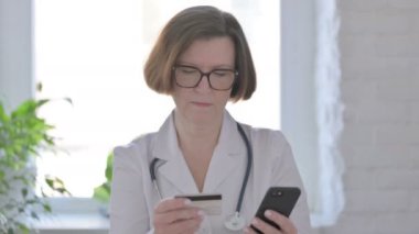 Smartphone 'da Başarılı Çevrimiçi Ödeme Yapan Kadın Doktorun Portresi 