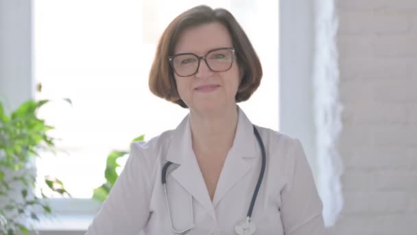 Πορτρέτο Της Γυναίκας Γιατρός Δείχνει Αντίχειρες Μέχρι Σημάδι — Αρχείο Βίντεο