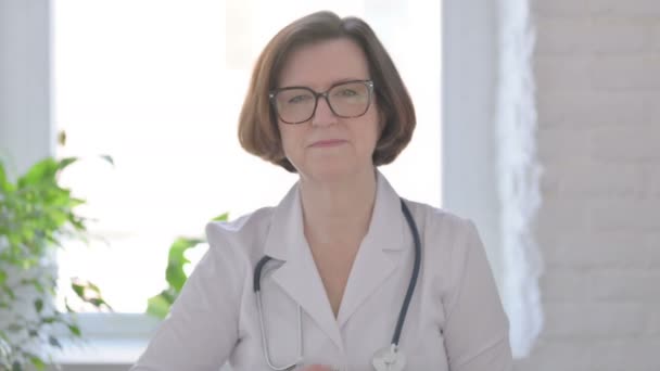 Πορτραίτο Του Γυναικείου Γιατρού Χαιρετισμού Καλωσορίσματος — Αρχείο Βίντεο