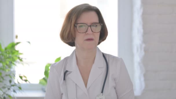 Porträtt Kvinnlig Doktor Visar Inget Tecken Finger Förnekelse — Stockvideo