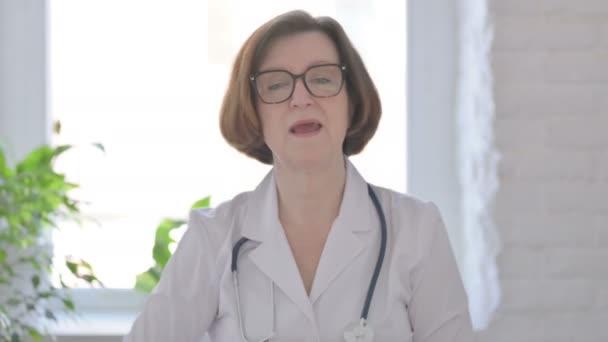 Πορτρέτο Της Γυναίκας Γιατρός Εμφάνιση Καλέστε Σημάδι — Αρχείο Βίντεο
