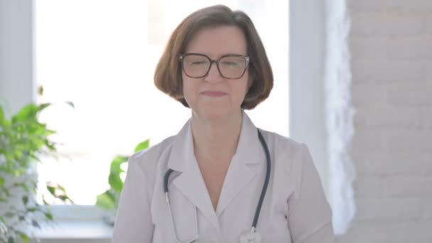 Portrét Lékařka Usmívá Kameru — Stock video