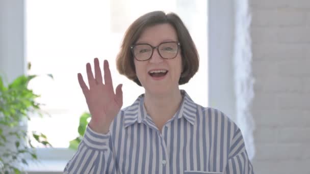 Retrato Una Anciana Saludando Dando Bienvenida — Vídeos de Stock