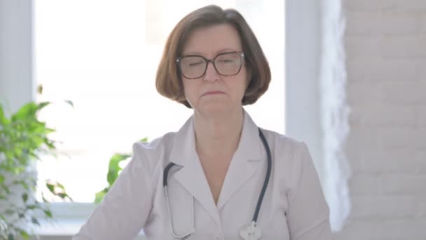 Portrét Ženského Lékaře Ukazující Gesto Palce Dolů — Stock video