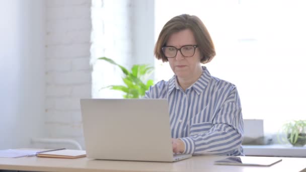 Θυμωμένη Ηλικιωμένη Γυναίκα Που Εργάζεται Φορητό Υπολογιστή Στο Γραφείο — Αρχείο Βίντεο