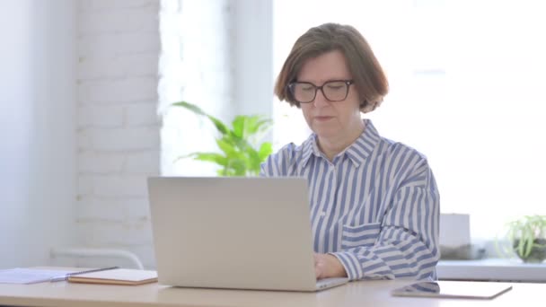Yaşlı Kadın Dizüstü Bilgisayar Kullanırken Öksürüyor — Stok video