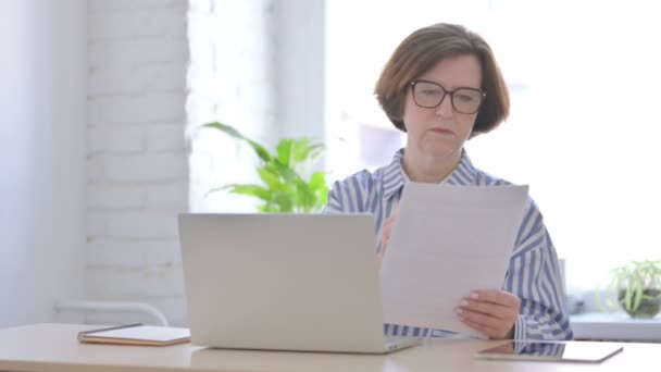 Stara Kobieta Zdenerwowany Podczas Czytania Dokumentów Biurze — Wideo stockowe