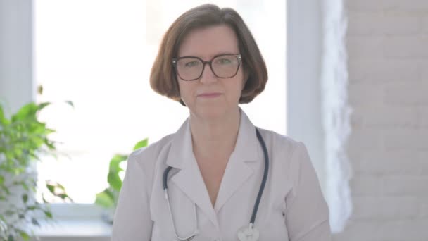 Porträt Einer Seriösen Ärztin Die Die Kamera Blickt — Stockvideo
