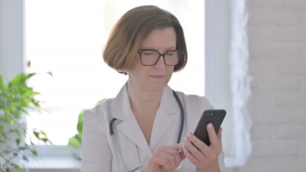 Portrait Femme Médecin Célébrant Sur Smartphone — Video