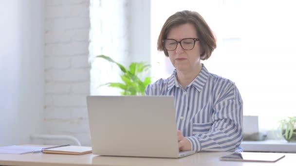 Stara Kobieta Ból Głowy Podczas Pracy Laptopie — Wideo stockowe
