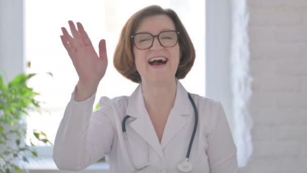 Πορτρέτο Της Γυναίκας Γιατρός Μιλώντας Απευθείας Σύνδεση Video Call — Αρχείο Βίντεο