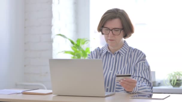 Old Woman Έχοντας Line Αποτυχία Πληρωμής Στο Laptop — Αρχείο Βίντεο