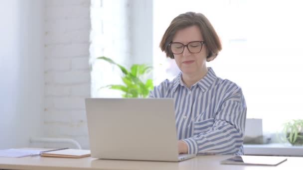 Alte Frau Hat Schmerzen Handgelenk Während Sie Laptop Benutzt — Stockvideo