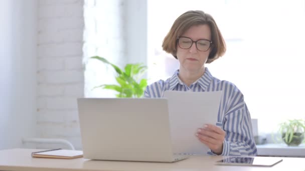 Oude Vrouw Die Rapporten Leest Terwijl Kantoor Zit — Stockvideo