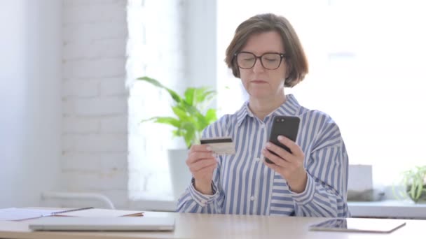 Oude Vrouw Niet Staat Online Betalen Smartphone — Stockvideo