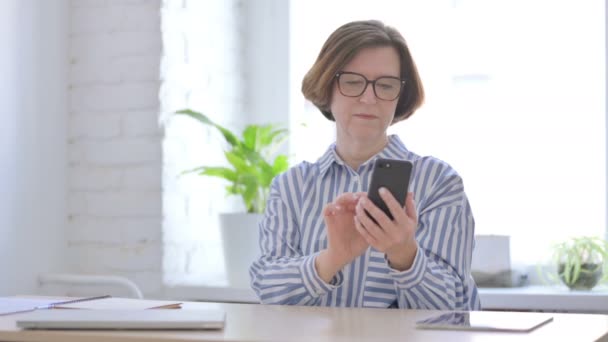 Alte Frau Nutzt Smartphone Büro — Stockvideo