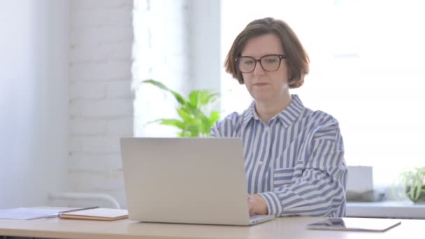 Old Woman Reacting Loss While Using Laptop — Stock Video