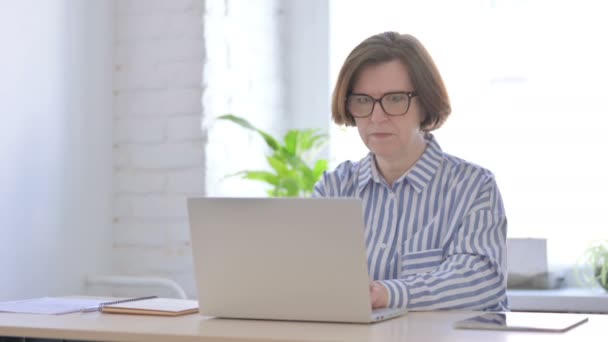 Angry Old Woman Working Laptop Office — Stock Video