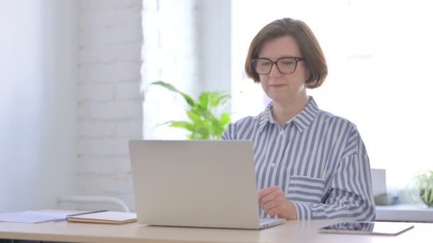 Online Videohívás Által Old Woman Hivatalban — Stock videók
