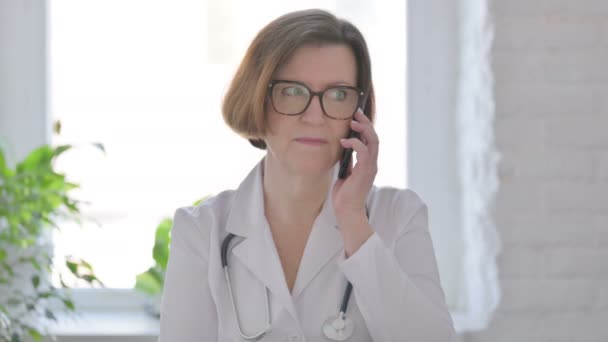 Portret Kobiety Lekarza Mówiącej Przez Telefon — Wideo stockowe