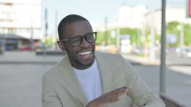 Mutlu Afrikalı Amerikalı Adam Dışarıda Dans Ediyor, Heyecanlı