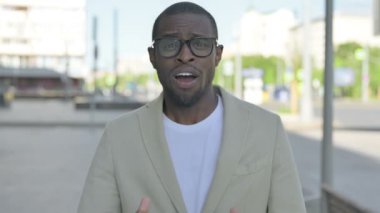 Açık havada kaybolan Afrikalı Amerikalı adamın portresi