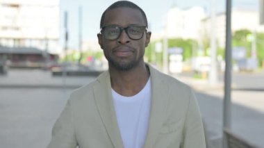 Açık havada Başarı Kutlaması 'nın Heyecanlı Afrikalı Amerikalı Erkeğinin Portresi 