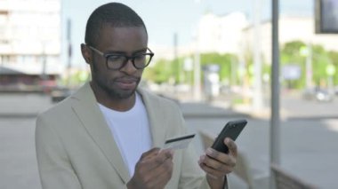 Heyecanlı Afro-Amerikan Erkek Alışveriş Çevrimiçi Akıllı Telefon, Açık Hava