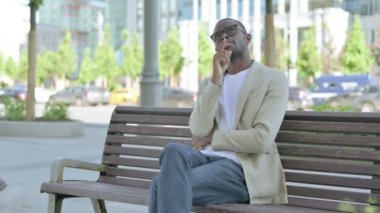 Bench 'te otururken Düşünen Afro-Amerikan Adam