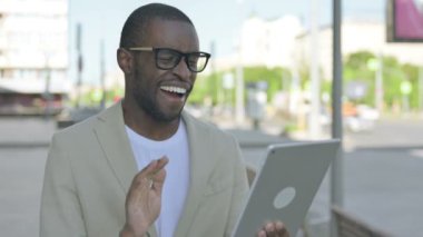 Afro-Amerikan Dışarıdaki Adam tarafından Tablet 'te Video Çağrısı