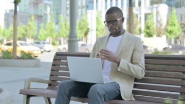 Bench 'te otururken Afrikalı Amerikalı Adam konuşuyor.