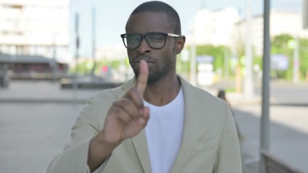 Rechazar Hombre Afroamericano Sacudiendo Cabeza Negación Aire Libre — Vídeo de stock