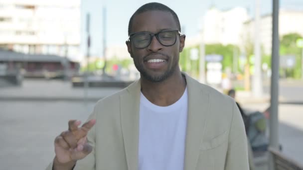 Emocionado Hombre Afroamericano Mostrando Signo Victoria Aire Libre — Vídeos de Stock