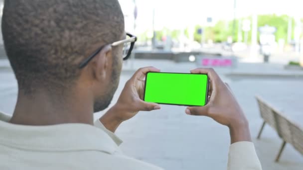 Homme Afro Américain Utilisant Smartphone Avec Écran Vert Extérieur — Video