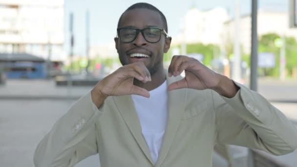 Loving African American Man Pokazuje Kształt Serca Przez Ręce Zewnątrz — Wideo stockowe