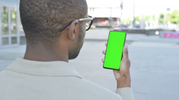 African American Man Χρήση Smartphone Πράσινη Οθόνη Εξωτερική — Αρχείο Βίντεο