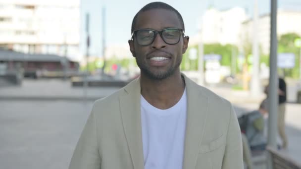 Afroamericano Uomo Mostrando Segno Con Dito All Aperto — Video Stock