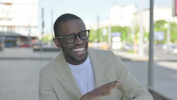 Boldog Afrikai Amerikai Férfi Tánc Szabadtéri Izgatott — Stock videók