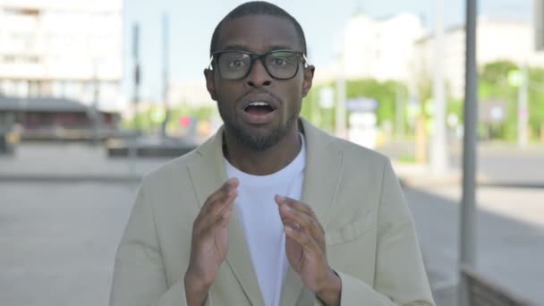 Porträtt Besviken Afroamerikansk Man Som Reagerar Förlust Utomhus — Stockvideo