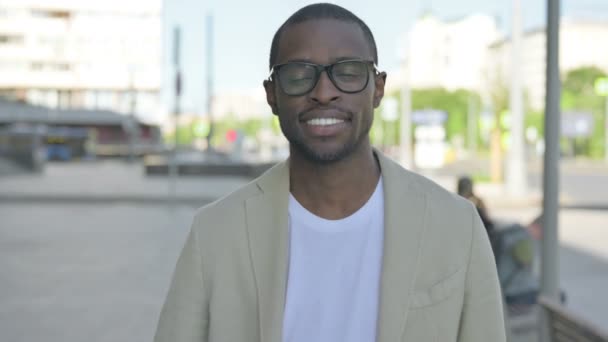 Afro Amerikaanse Man Wijzen Camera Uitnodigen Outdoor — Stockvideo