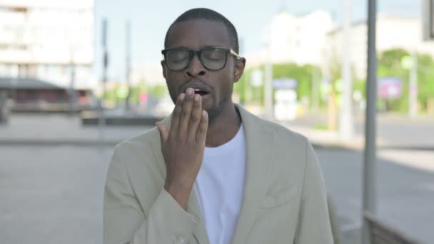 Retrato Homem Afro Americano Sonolento Bocejando Livre — Vídeo de Stock