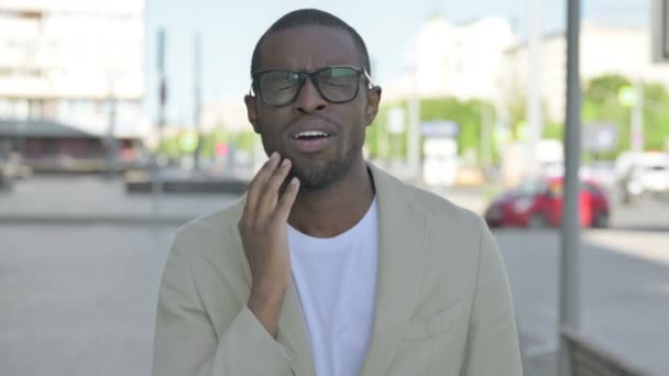 Retrato Hombre Afroamericano Con Dolor Muelas Aire Libre — Vídeos de Stock