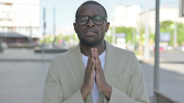 Afroamerykanin Modlący Się Boga Zamkniętymi Rękami — Wideo stockowe