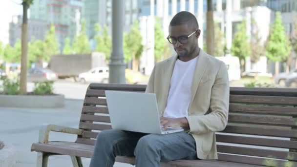 Rejeitando Homem Afro Americano Negação Usar Laptop Sentado Livre Banco — Vídeo de Stock