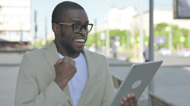 Afroamerykanin Świętuje Zwycięstwo Online Tablecie Świeżym Powietrzu — Wideo stockowe