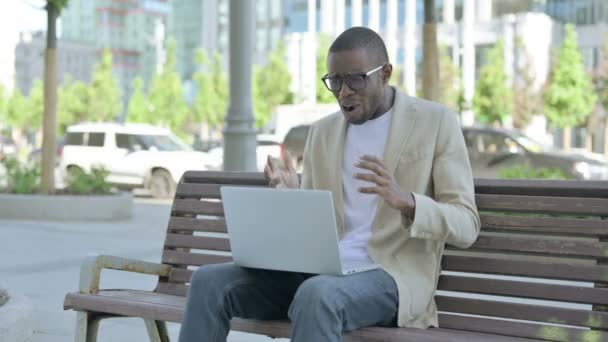 Africký Američan Reaguje Ztrátu Notebooku Zatímco Sedí Venku Lavičce — Stock video